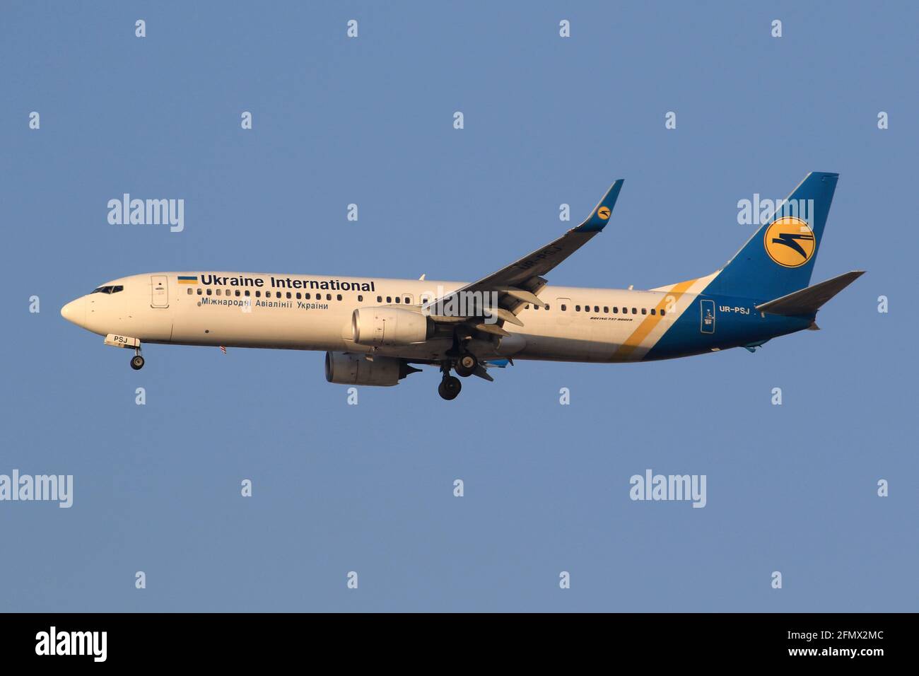 Dubai, Emirati Arabi Uniti - 7. Marzo 2017: Ukraine International Boeing 737-900ER aereo all'aeroporto di Dubai (DXB) negli Emirati Arabi Uniti. Boein Foto Stock