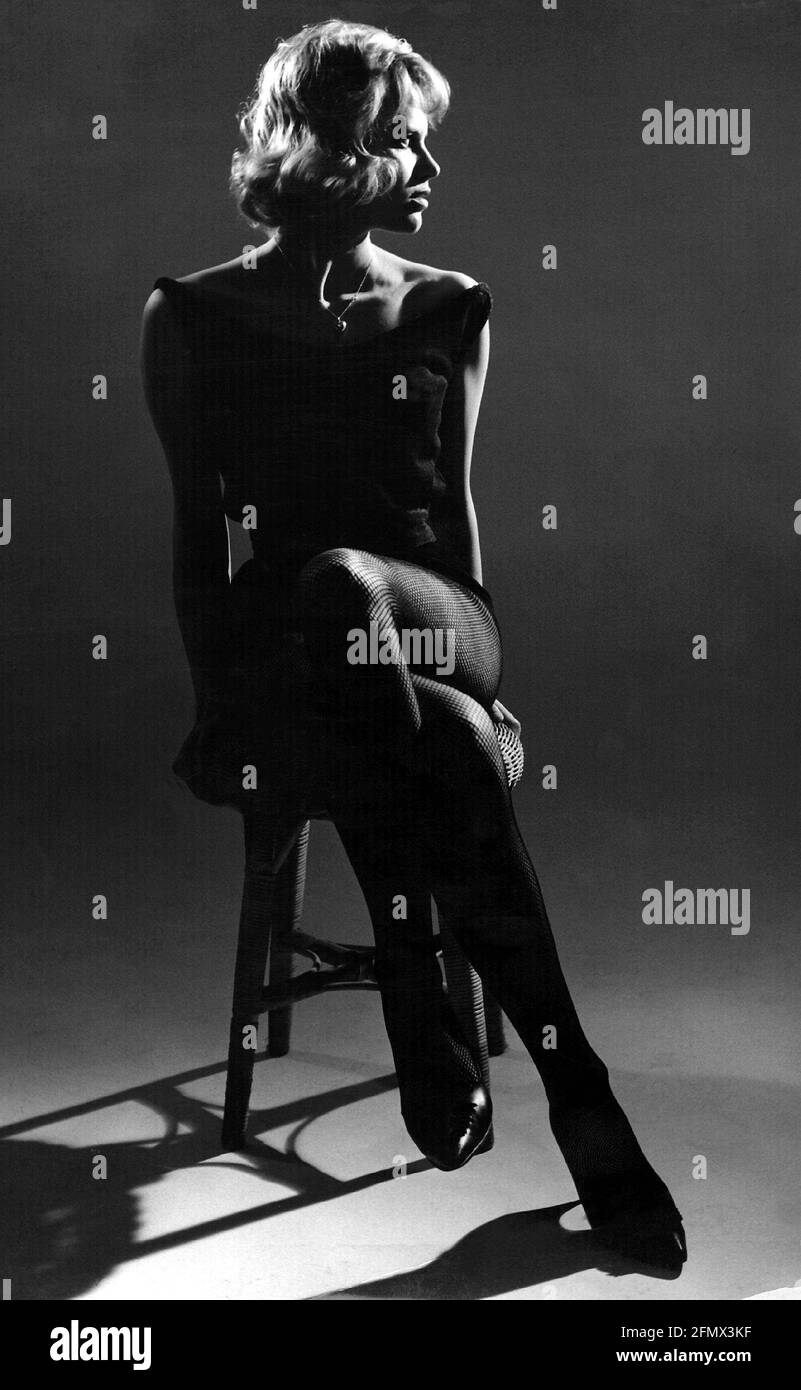 Moda, anni '60, moda donna, calze, donna seduta su stol, lunghezza intera, studio shot, DIRITTI-AGGIUNTIVI-CLEARANCE-INFO-NON-DISPONIBILE Foto Stock