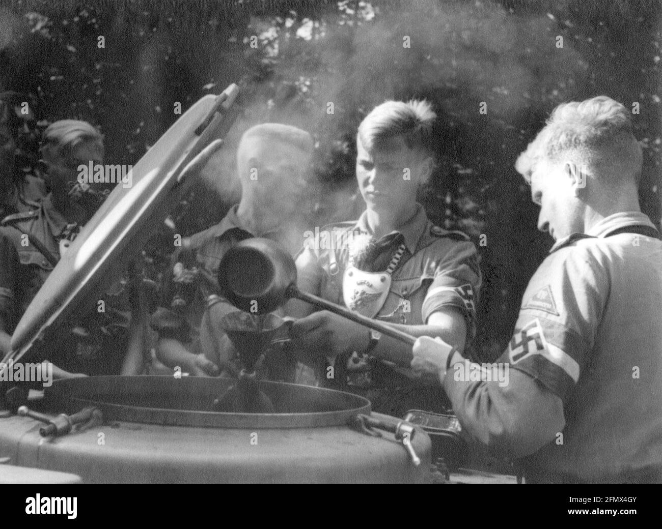 Nazismo / nazionalsocialismo, organizzazioni, Hitler Youth (HY) durante il contatore di cibo, alfiere con gorget, circa 1940, EDITORIALE-USO-SOLO Foto Stock