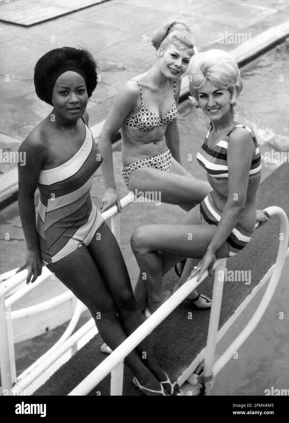 moda, anni '60, donna, indossando bikini, costume da bagno, Lunghezza intera, seduta, passerella, 1963, DIRITTI-AGGIUNTIVI-AUTORIZZAZIONE-INFORMAZIONI-NON-DISPONIBILI Foto Stock