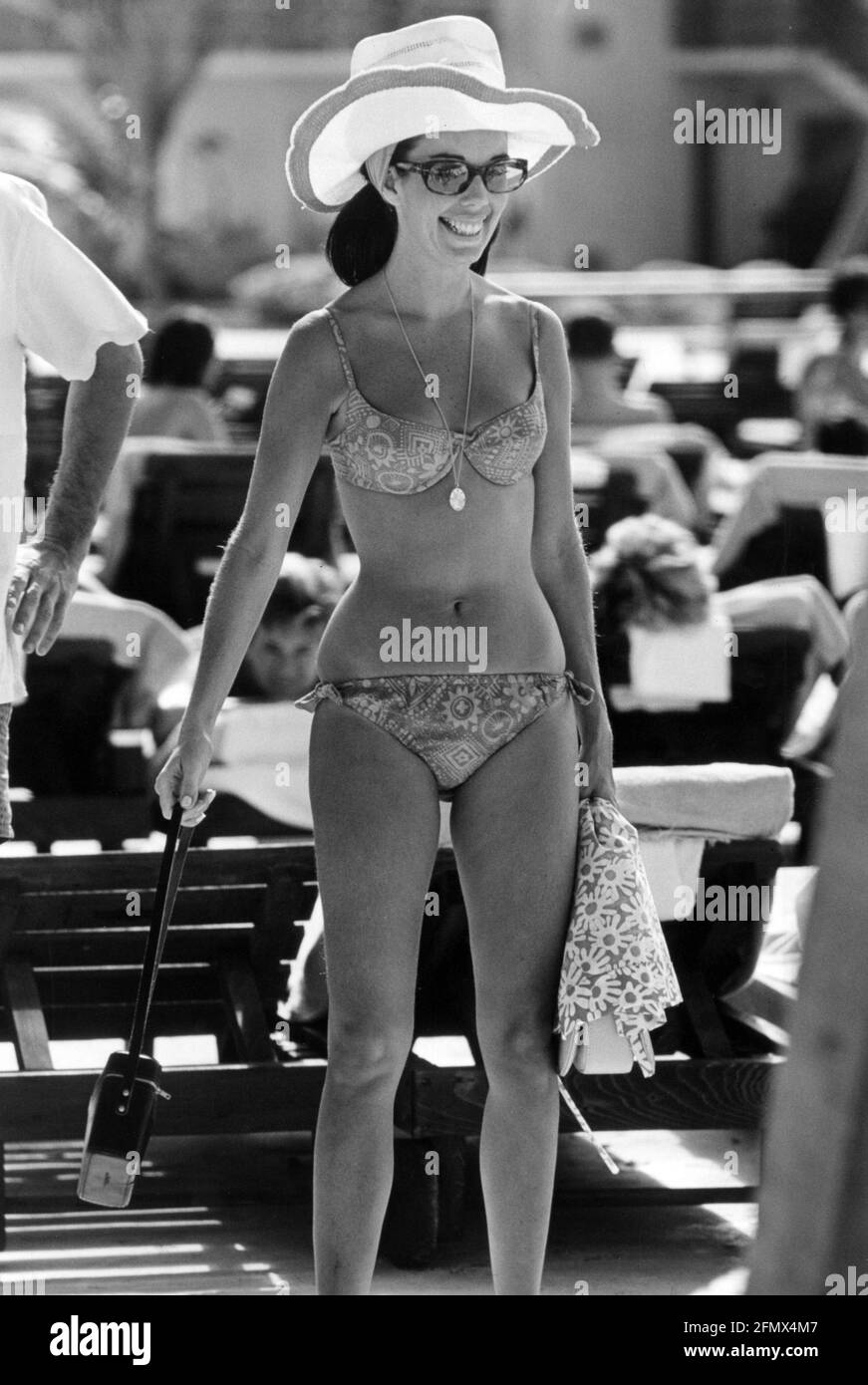 moda, donna, mezza lunghezza, indossando bikini, anni 60, INFORMAZIONI-AGGIUNTIVE-DIRITTI-AUTORIZZAZIONE-NON-DISPONIBILI Foto Stock