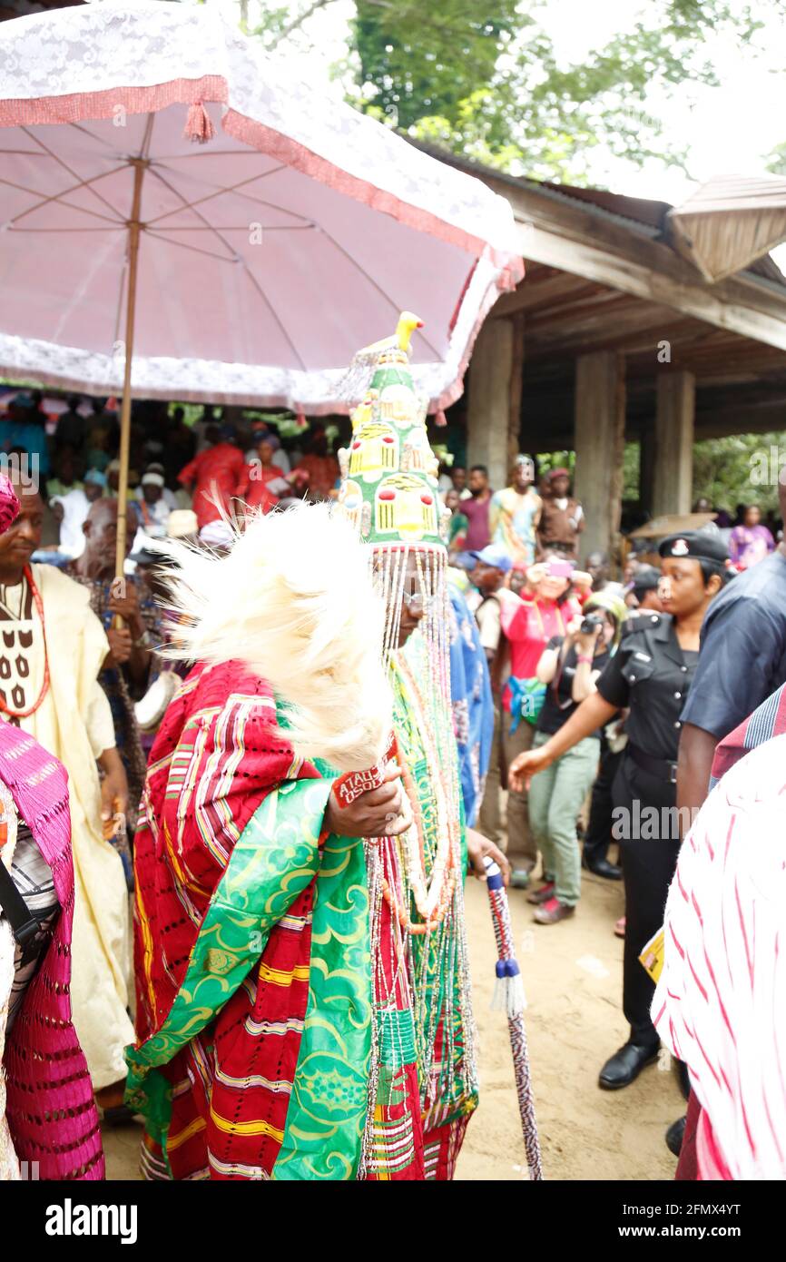 Osun Osogbo Monarch: Sul suo modo di svolgere uno dei suoi compiti essenziali all'interno del boschetto il giorno di Osun Foto Stock
