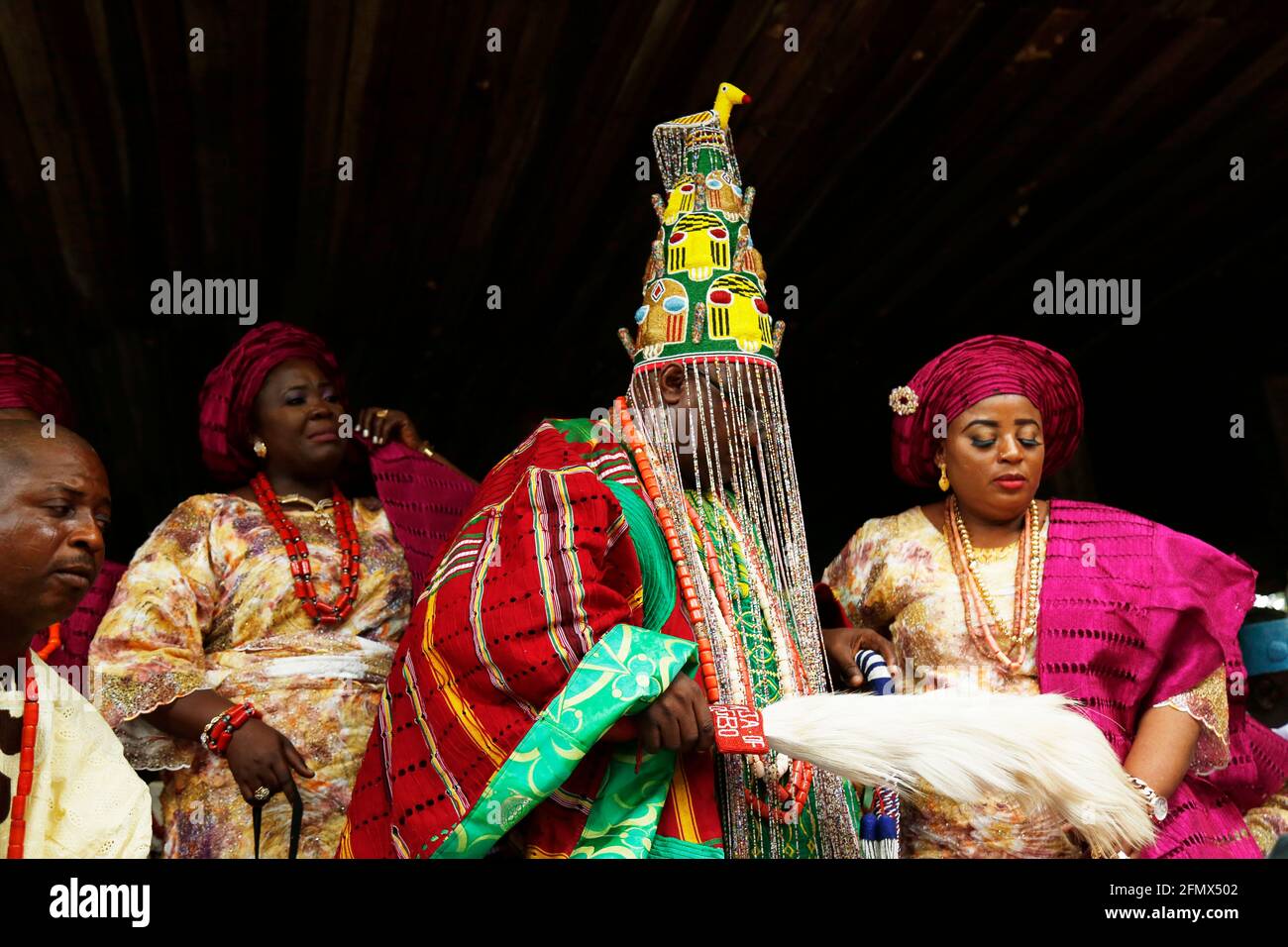 Osun Osogbo Monarch: Ataoja di Osogbo indossa la sua corona sacra il giorno di Osun Foto Stock