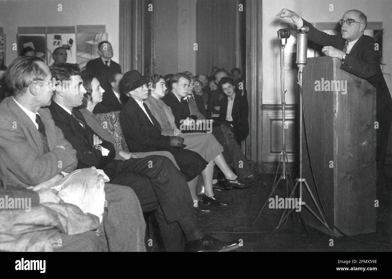 Wilder, Thornton, 17.4.1897 - 7.12.1975, scrittore americano, scena, Durante una conferenza presso l'America House, DIRITTI-AGGIUNTIVI-AUTORIZZAZIONE-INFO-NON-DISPONIBILE Foto Stock