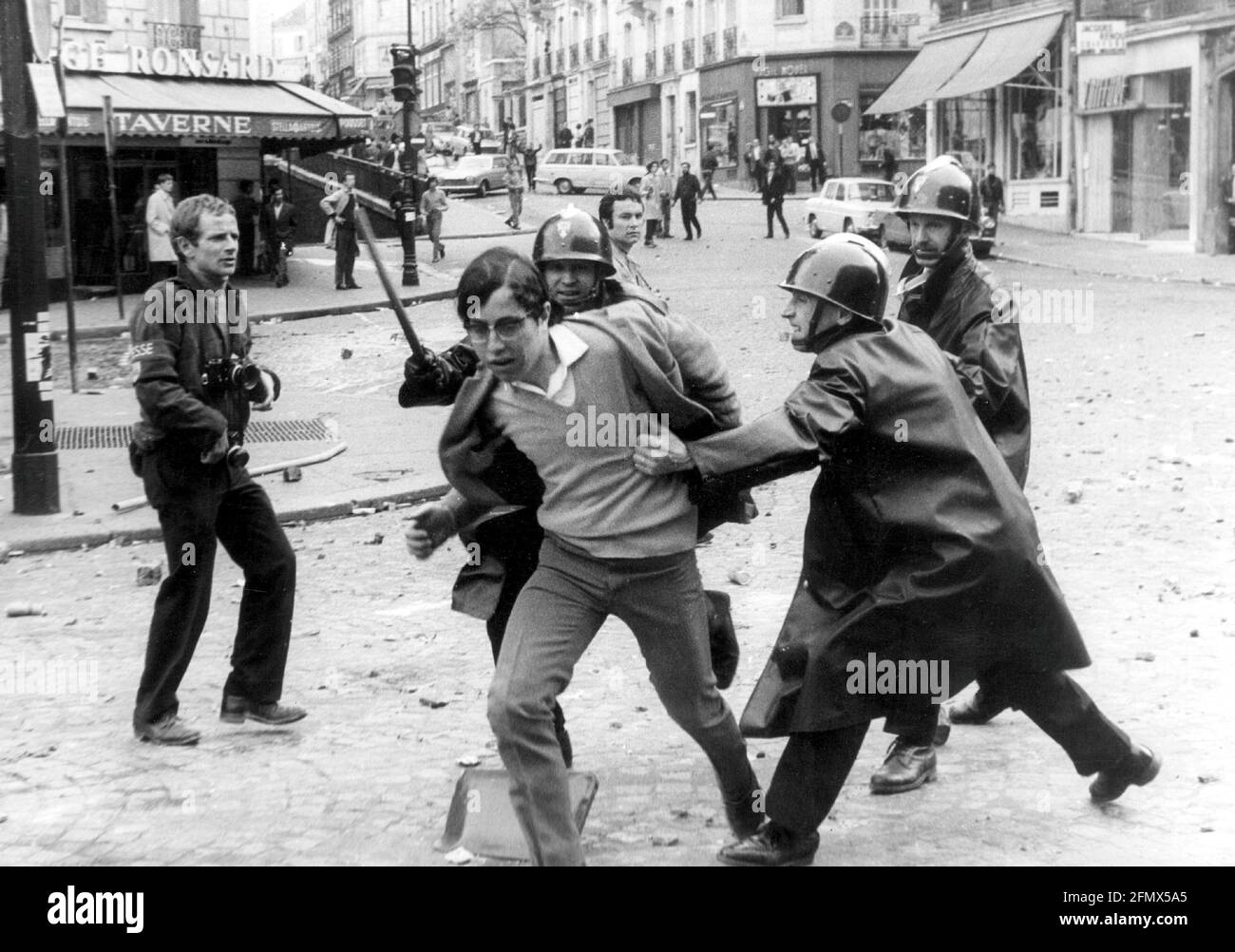 Manifestazioni, Francia, Parigi, 1968, rivolte studentesche nel quartiere Latino, DIRITTI AGGIUNTIVI-AUTORIZZAZIONE-INFO-NON-DISPONIBILI Foto Stock