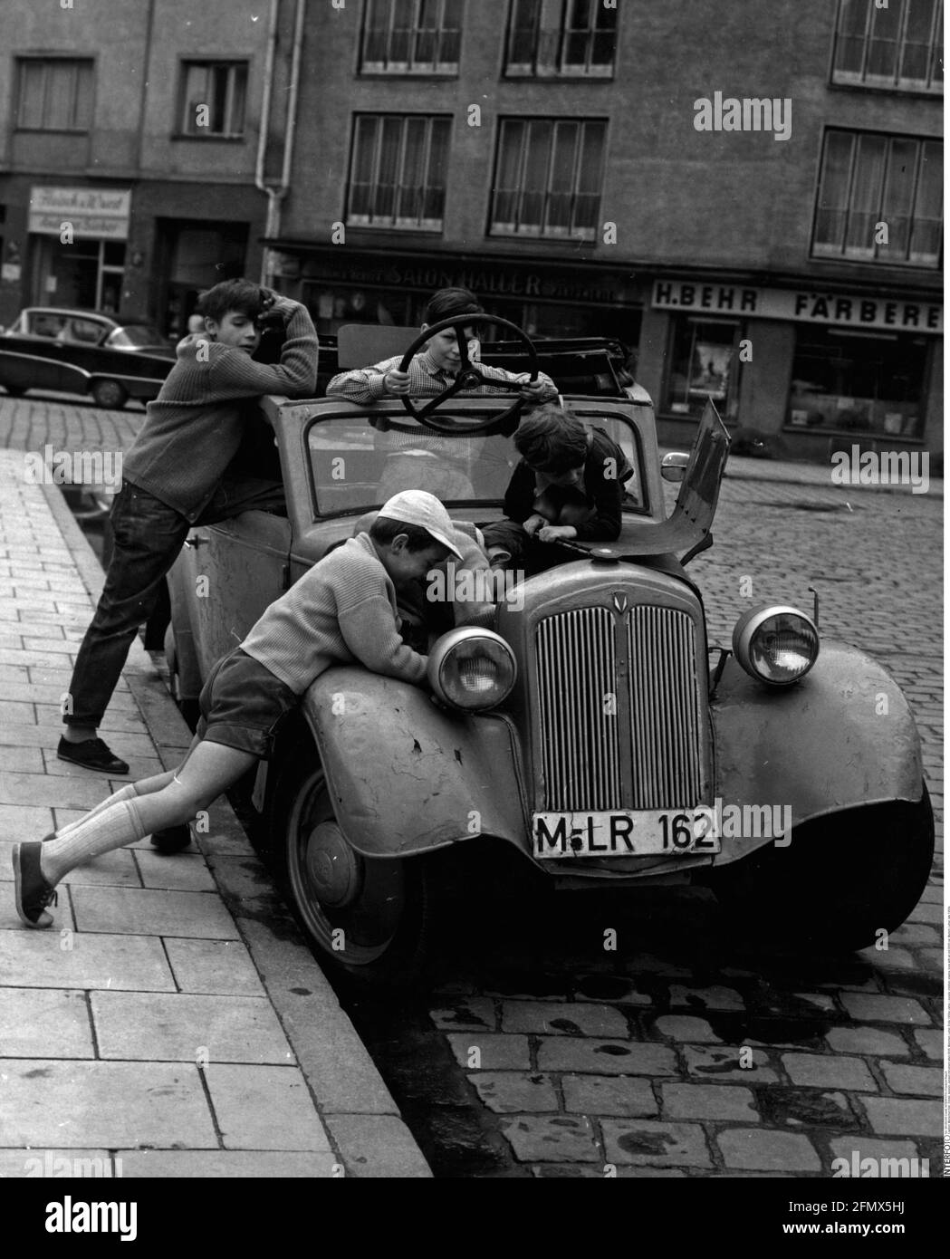 Persone, bambini, giocare, ragazzi con una vecchia macchina DKW, Monaco, Lehel, fine anni '50, DIRITTI-AGGIUNTIVI-CLEARANCE-INFO-NON-DISPONIBILE Foto Stock