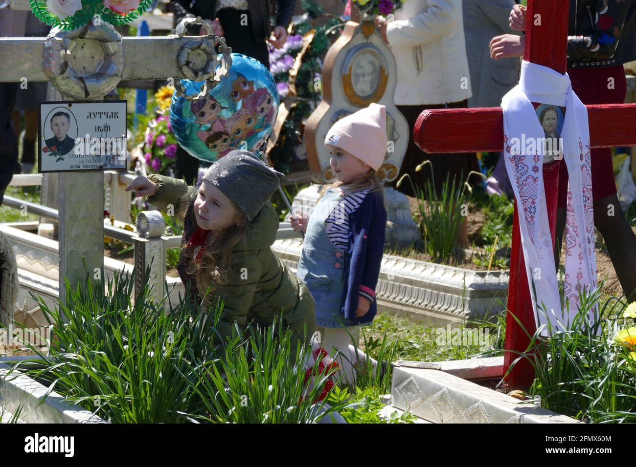 CHEREMOSHNA, UCRAINA - 9 MAGGIO 2021 - i bambini sono visti nella tomba la prima domenica dopo Pasqua, quando la gente ricorda i loro morti, Verkhovyna distr Foto Stock