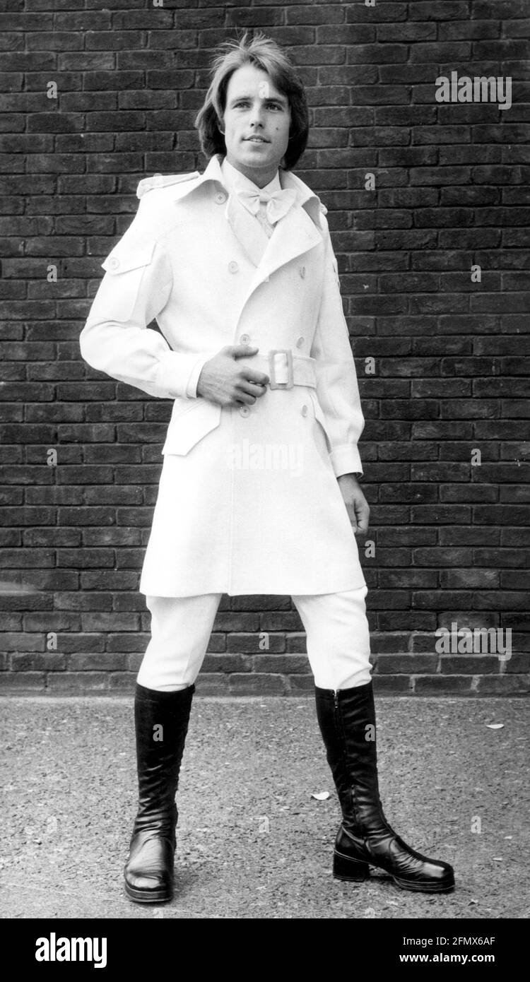 Moda, anni '70, uomo di moda, uomo che indossa cappotto corto bianco di Stephen King, 3.7.1972, ADDITIONAL-RIGHTS-CLEARANCE-INFO-NOT-AVAILABLE Foto Stock