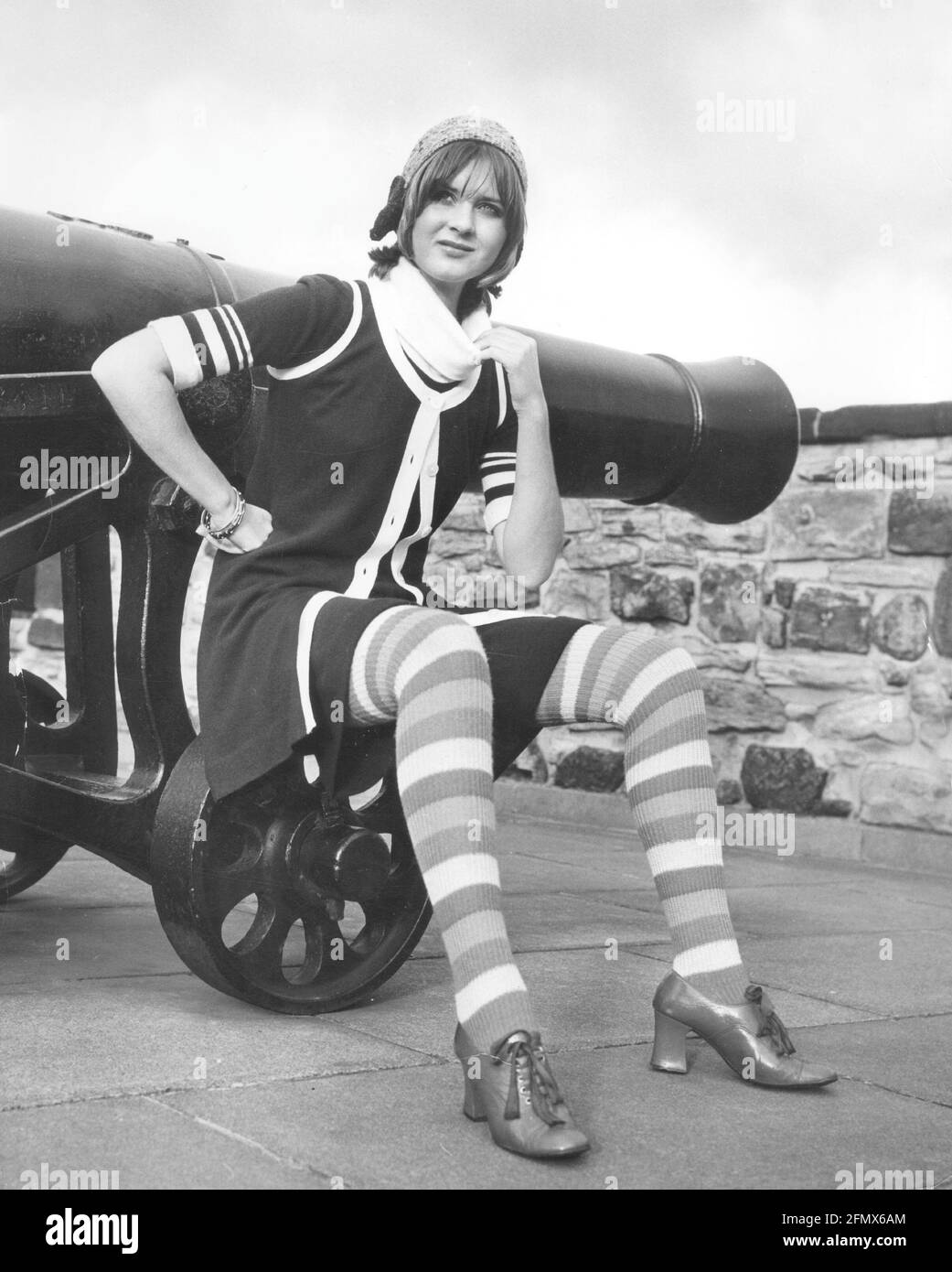 Moda, anni '70, moda donna, giovane donna in abito corto e calze ad anello, 1971, DIRITTI-AGGIUNTIVI-CLEARANCE-INFO-NON-DISPONIBILE Foto Stock