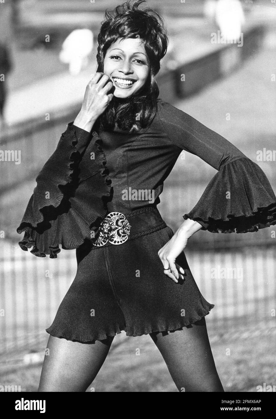 Moda, anni '70, moda donna, modello con pantaloni caldi, Londra, Inghilterra, 24.2.1971, ADDITIONAL-RIGHTS-CLEARANCE-INFO-NOT-AVAILABLE Foto Stock