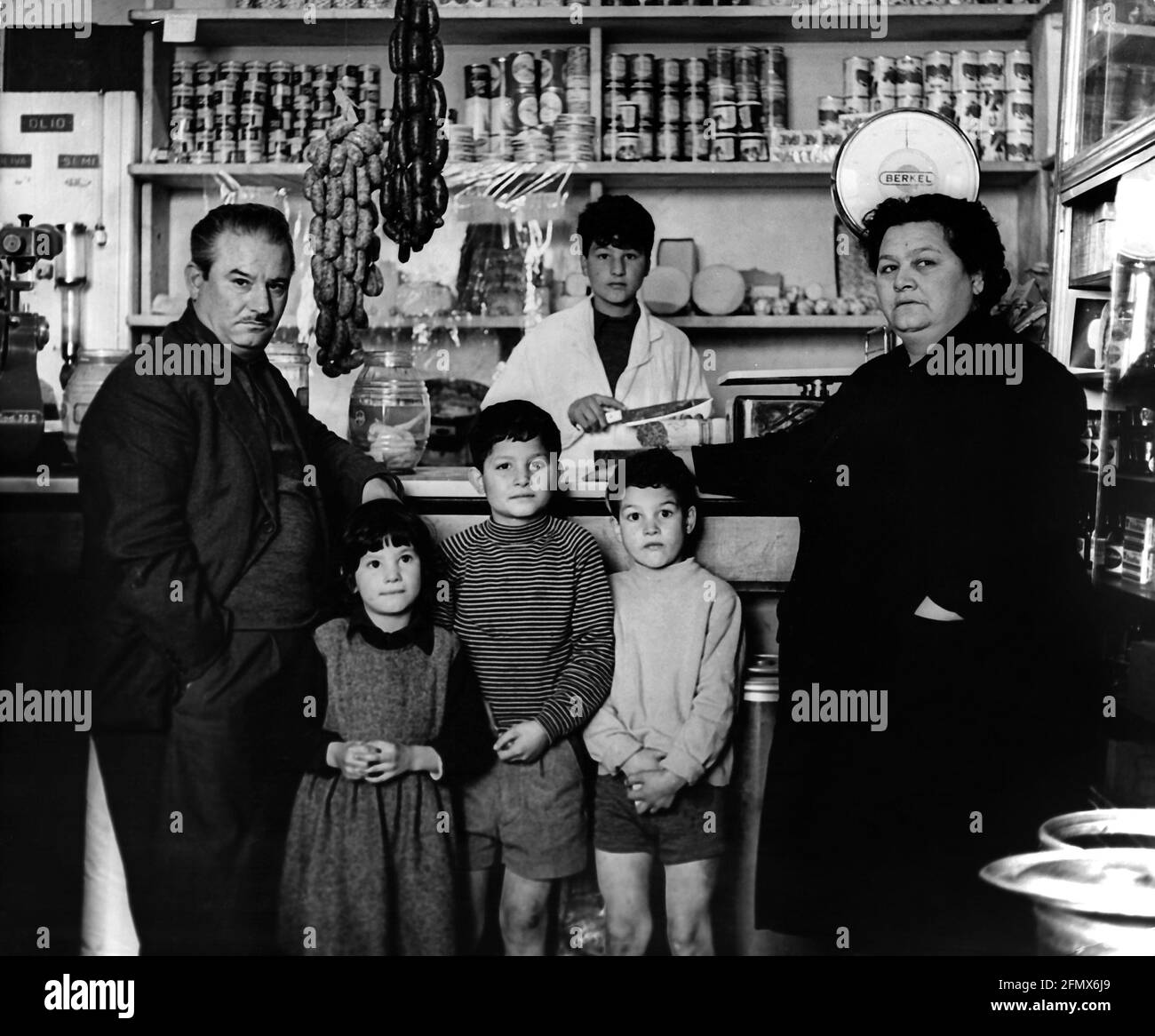Geografia / viaggio, Italia, persone, famiglia, famiglia estesa nella drogheria, circa 1960, DIRITTI-AGGIUNTIVI-CLEARANCE-INFO-NON-DISPONIBILE Foto Stock