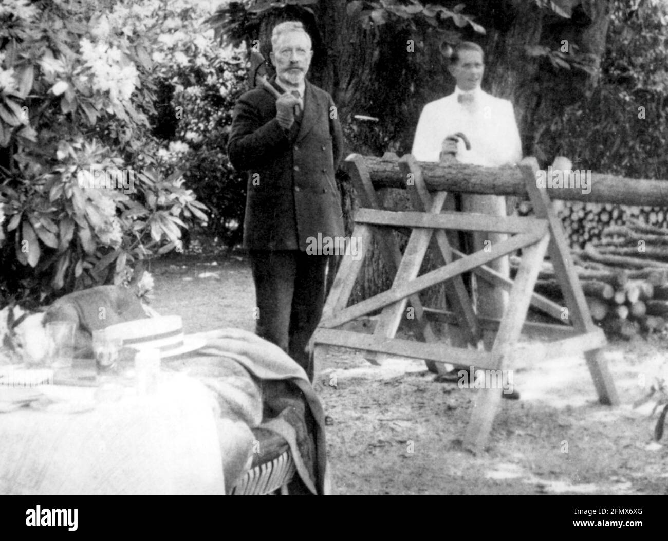 Wilhelm II, 27.1.1859 - 4.6.1941, imperatore tedesco 1888 - 1918, esilio, in Amerongen, tagliere legno, DIRITTI-AGGIUNTIVI-CLEARANCE-INFO-NON-DISPONIBILE Foto Stock