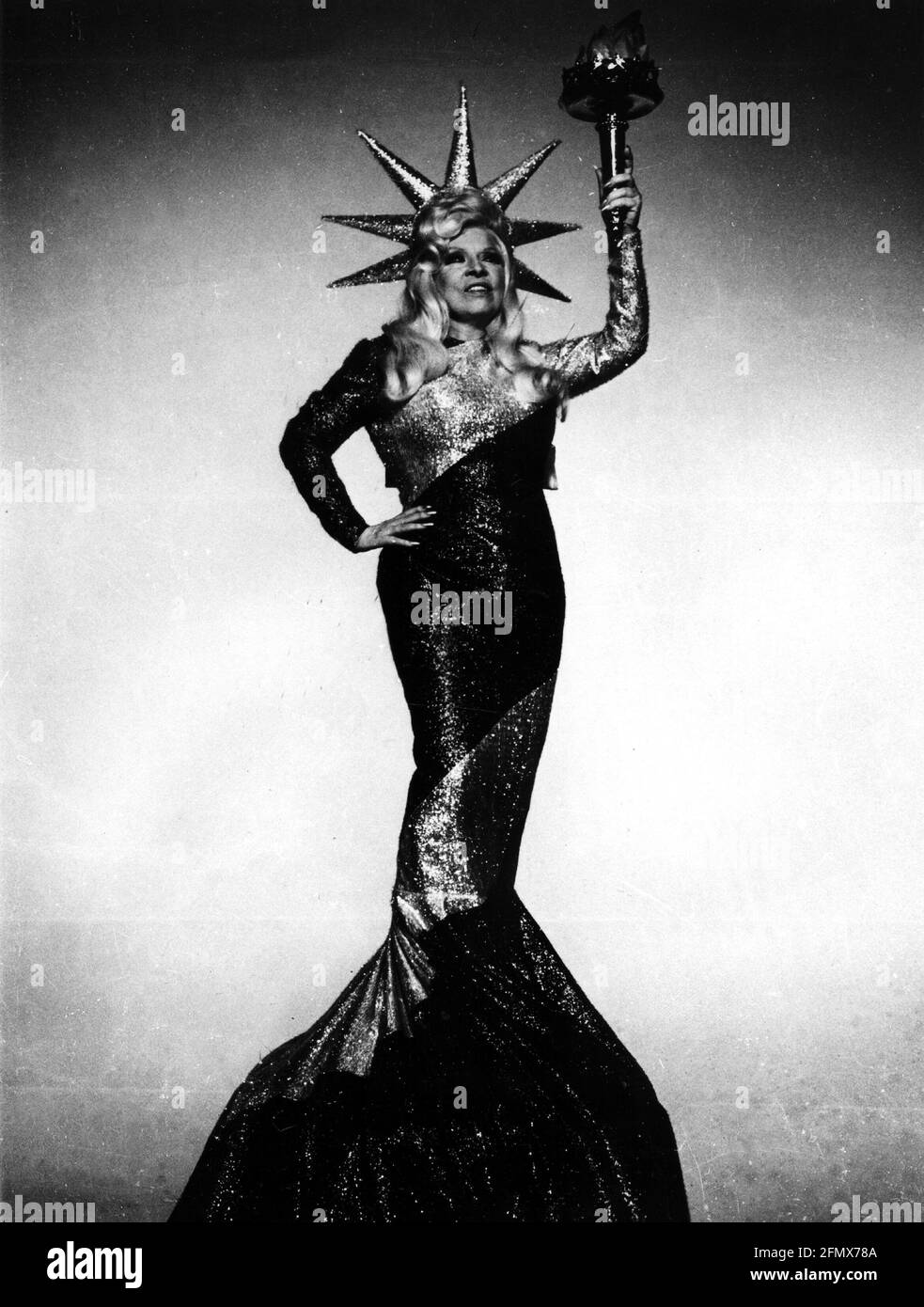 West, Mae, 17.8.1893 - 22.11.1980, attrice statunitense, lunghezza intera, Come Statua della libertà, DIRITTI-AGGIUNTIVI-AUTORIZZAZIONE-INFORMAZIONI-NON-DISPONIBILI Foto Stock