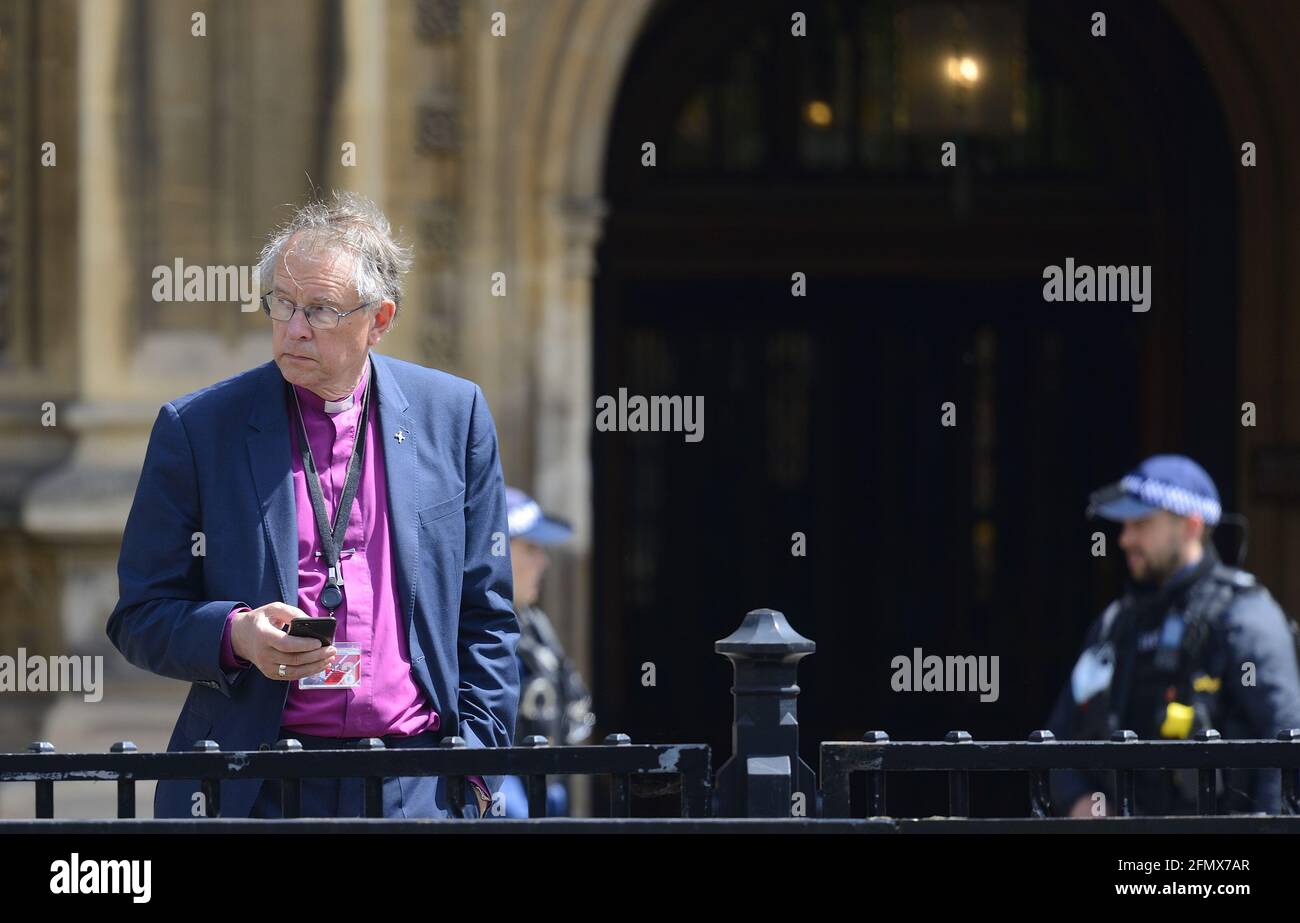 Il reverendo di destra Paul Butler, Vescovo di Durham sul suo cellulare fuori dal Parlamento dopo il discorso della Regina all'apertura dello Stato, 11 maggio 2021 Foto Stock