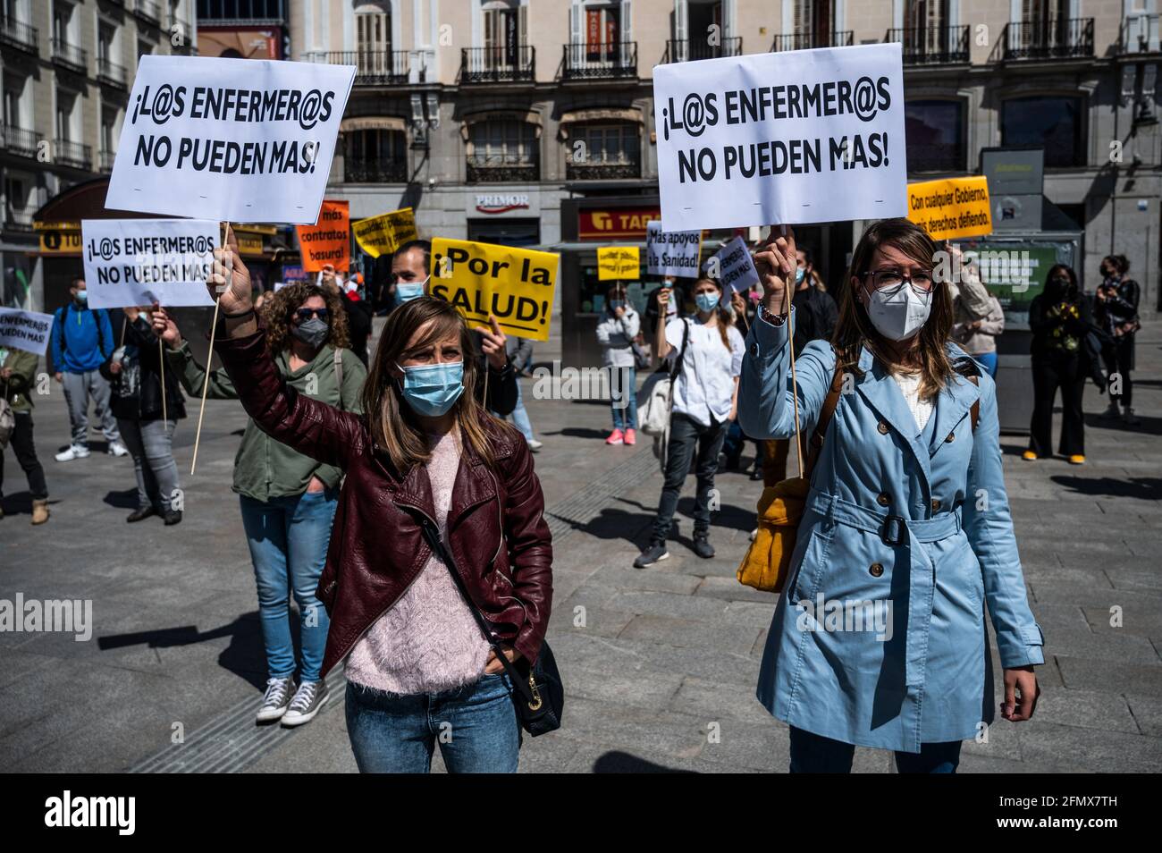 Madrid, Spagna. 12 maggio 2021. Gli infermieri che portano un cartello con la scritta "gli infermieri non possono più prenderlo" protestando durante la Giornata internazionale degli infermieri. Gli infermieri protestano contro il loro maltrattamento durante la pandemia del coronavirus (COVID-19) e richiedono maggiori risorse. Credit: Marcos del Mazo/Alamy Live News Foto Stock