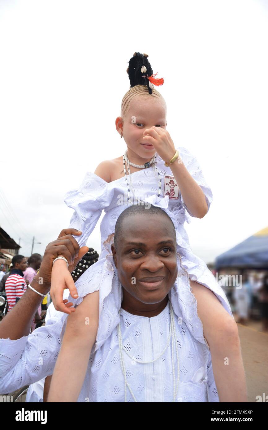 Osun Osogbo: Osun bambino con suo padre durante Osun Osogbo Festival Foto Stock