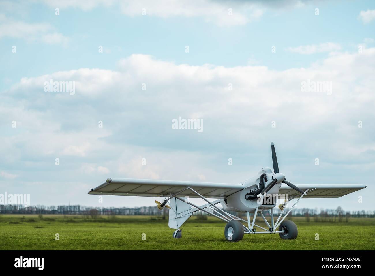 l'agricoltura controllata a distanza che spaying aereo in campo al tramonto, nessuna gente Foto Stock