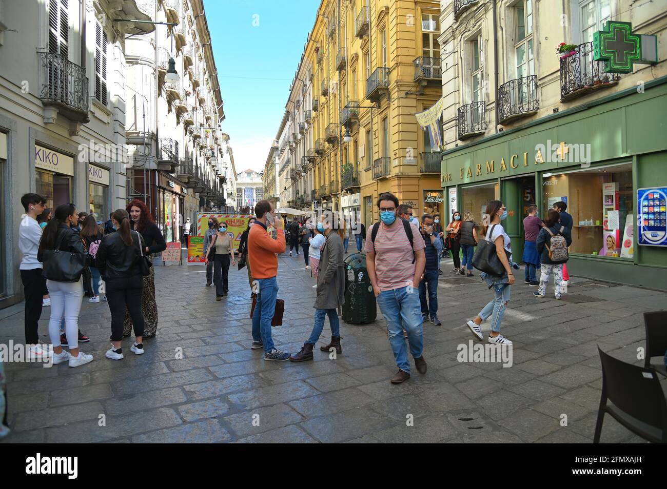 TORINO, ITALIA - 07 maggio 2021: I turisti possono ora viaggiare di nuovo a piedi rispettando la distanza e la sede ai ristoranti all'aperto Torino Italia Foto Stock