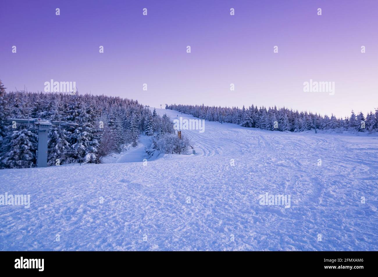 Jeseník, REPUBBLICA CECA - Feb 01, 2021: Pista da sci al tramonto. Collina innevata coperta di neve. Foto Stock