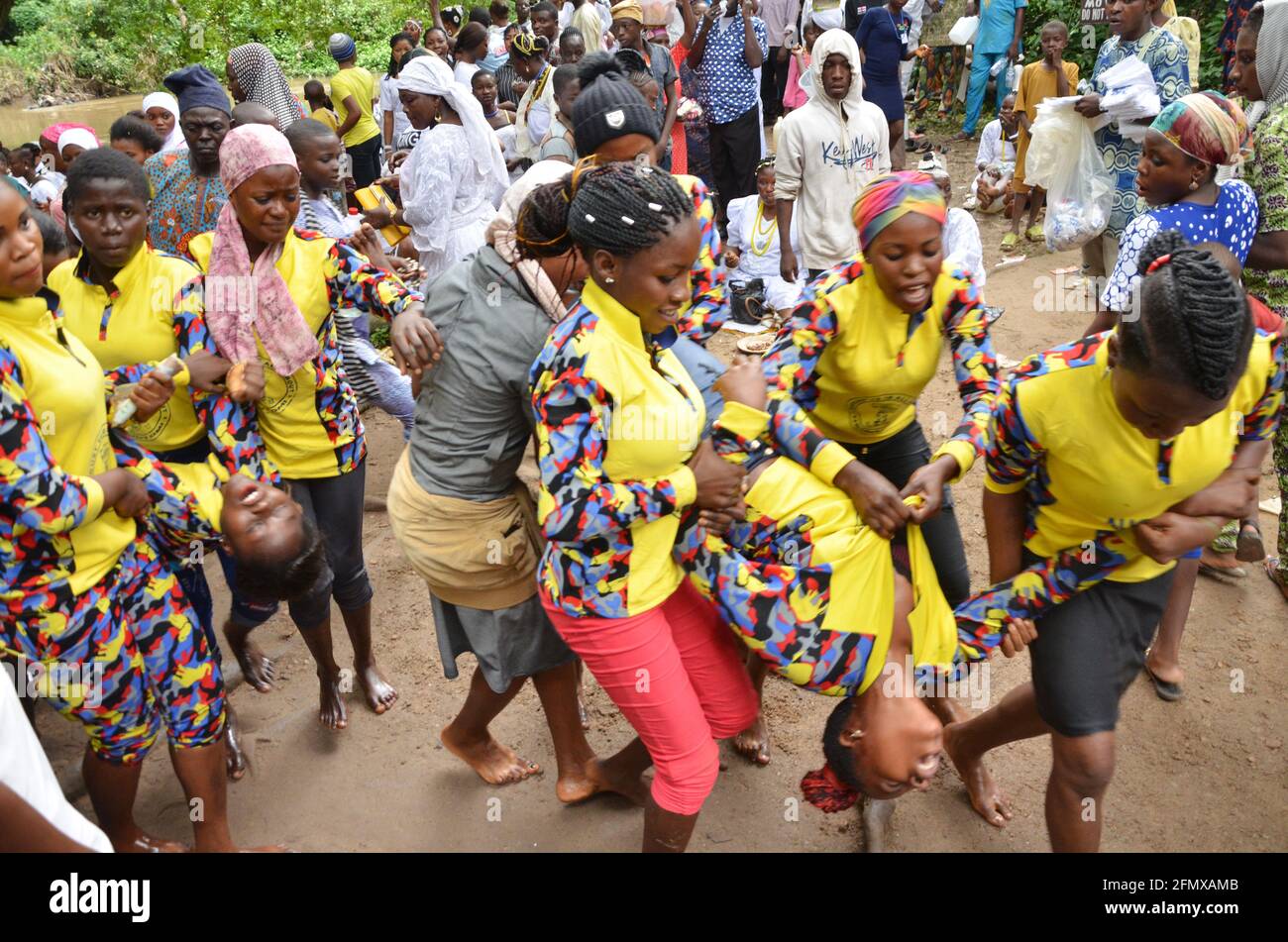 Osun Osogbo Spiritual Ecstasy: Giovani aderenti che hanno preso il loro collega alla sacerdotessa di Osun per la liberazione durante Osun Osogbo Festival. Foto Stock