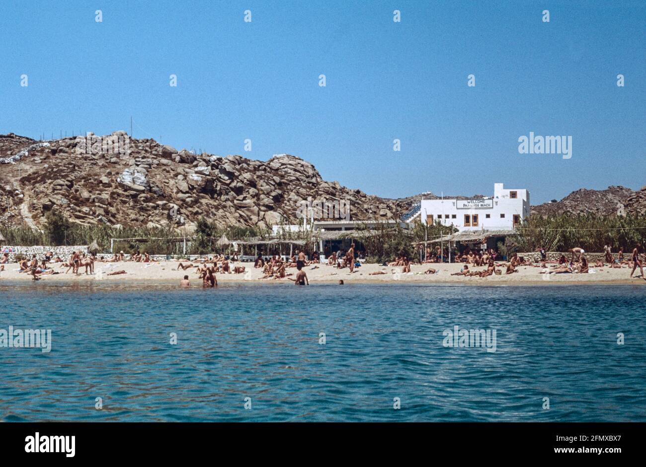 Immagine scannerizzata   l'attraente Paradise Beach sull'isola greca di Mykonos, ancora molto sottosviluppata e intatta dal commercio. Scatto lontano di nat Foto Stock