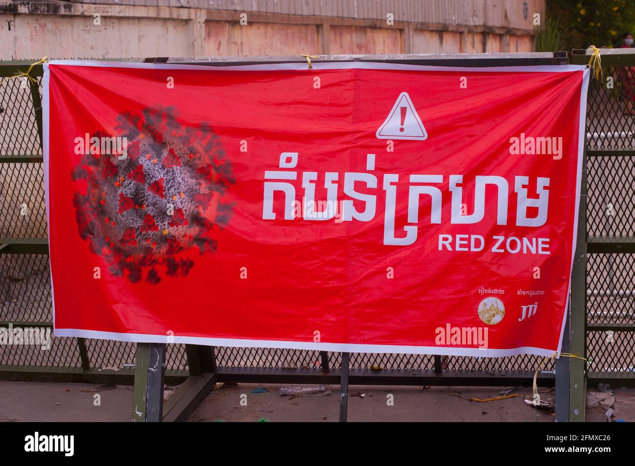 Phnom Penh, Cambogia. 12 maggio 2021. Dopo 4 settimane di chiusura totale della città, il governo ha diviso Phnom Penh in 3 zone colorate (rosso, arancione e giallo) a causa del continuo aumento COVID - 19. Un grande striscione colorato all'ingresso di una 'Red zone', Molti cambogiani sono in quarantena per le proprie strade. Credit: Kraig Lieb / Alamy Live News Foto Stock