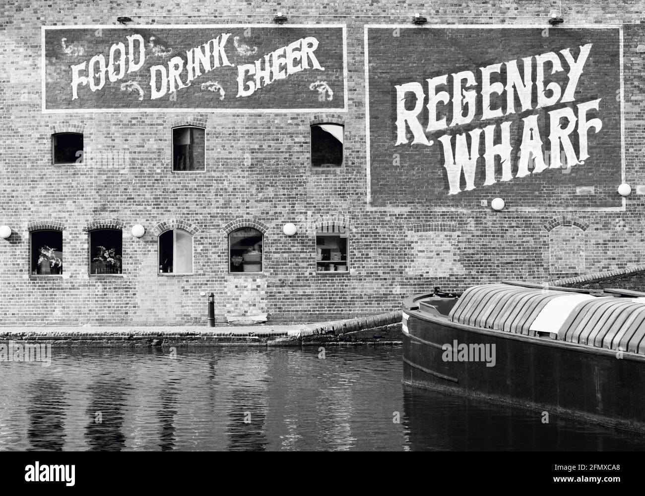 Foto in bianco e nero di Regency Wharf lungo la Birmingham Canal Old Line, Birmingham, Inghilterra, Regno Unito. Foto Stock