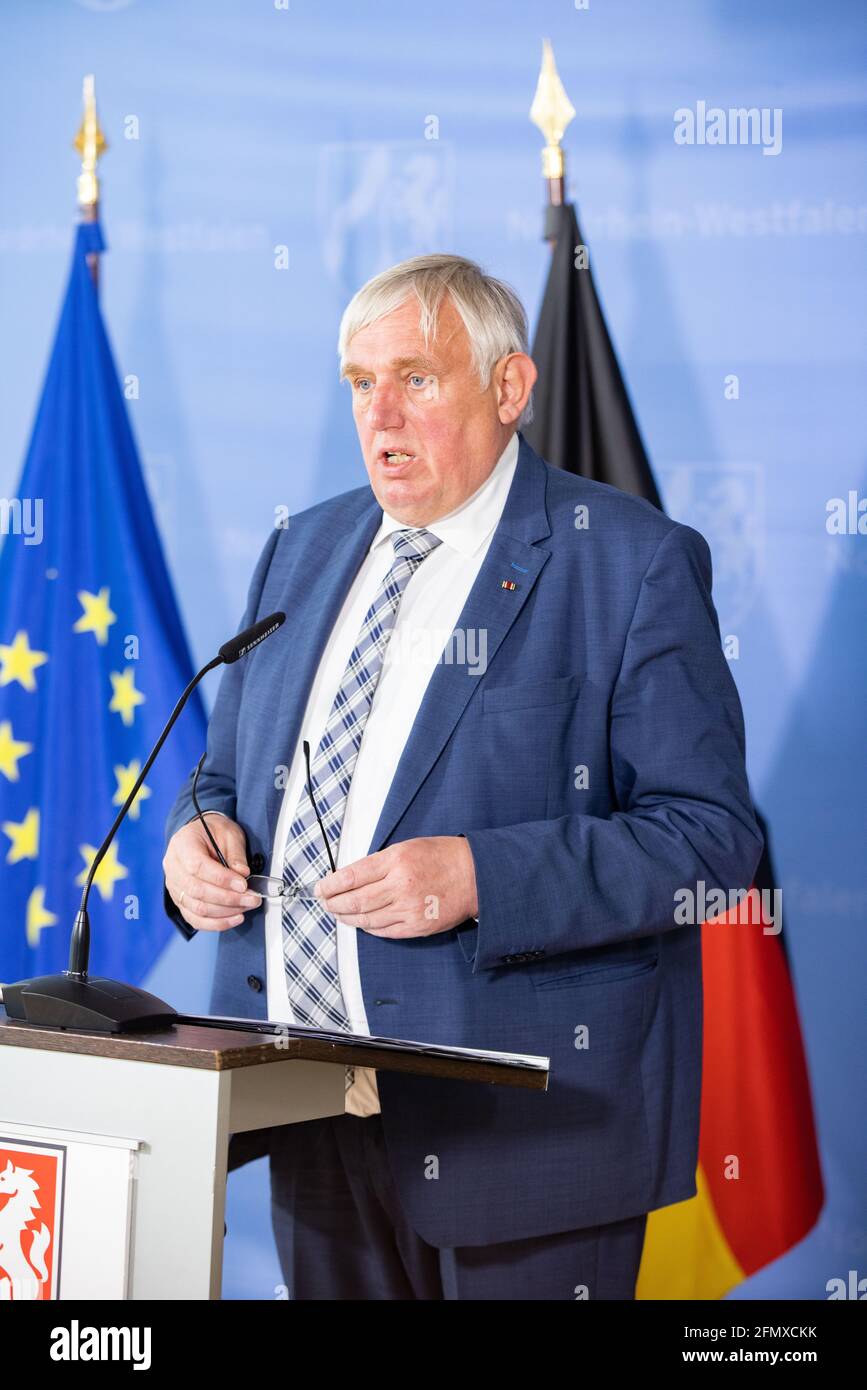 Duesseldorf, Germania. 12 maggio 2021. Karl-Josef Laumann (CDU), Ministro della Sanità della Renania Settentrionale-Vestfalia, interviene durante una conferenza stampa. Laumann ha informato circa la situazione attuale nella pandemia di Corona. Credit: Marcel Kusch/dpa/Alamy Live News Foto Stock