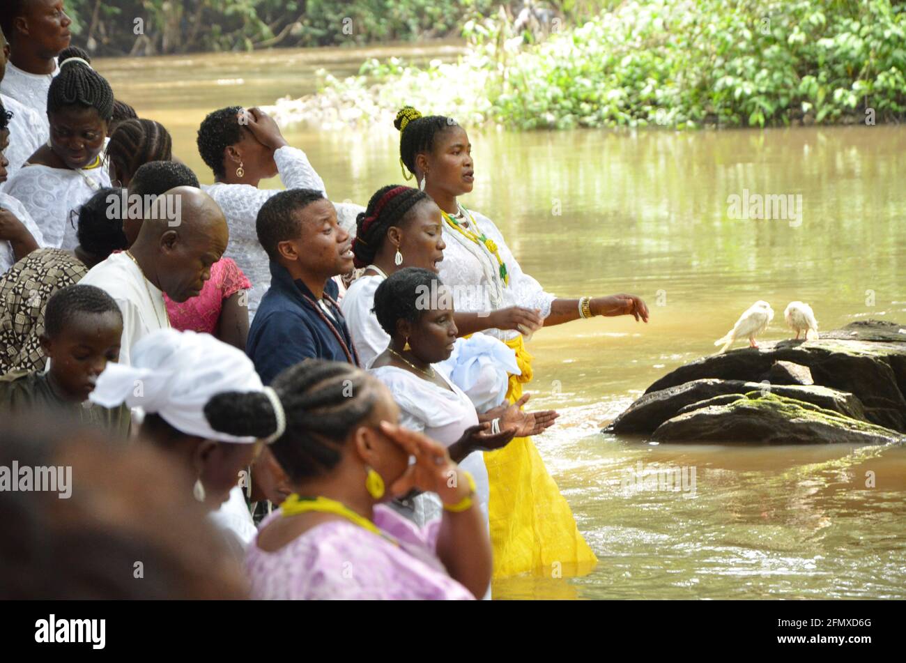 Osun Osogbo: Una donna che prega al fiume Osun Osogbo durante il festival. Foto Stock