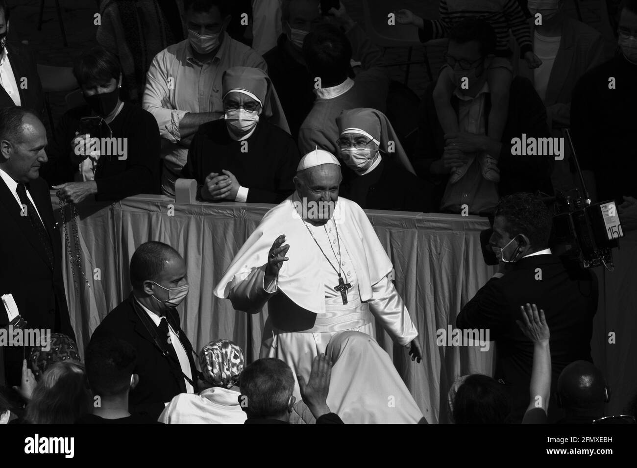 Roma, Italia. 12 maggio 2021. 12 maggio 2021 : Papa Francesco benedice i partecipanti quando arriva nel cortile di San Damaso in Vaticano, per riprendere la sua udienza generale settimanale all'aperto con il pubblico dopo sei mesi di assenza a causa della crisi del coronavirus. Credit: Agenzia fotografica indipendente/Alamy Live News Foto Stock