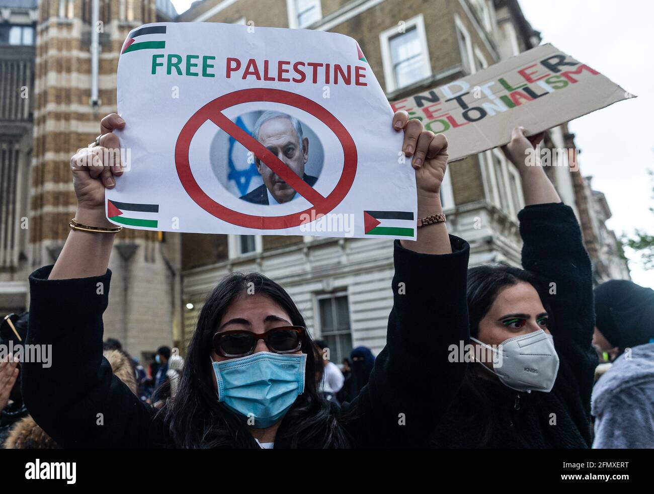 LONDRA, REGNO UNITO. 11 MAGGIO. I manifestanti protestano fuori Downing Street contro la violenza contro i palestinesi a Gerusalemme Est e a Gaza martedì 11 maggio 2021. (Credit: Tejas Sandhu | MI News) Credit: MI News & Sport /Alamy Live News Foto Stock