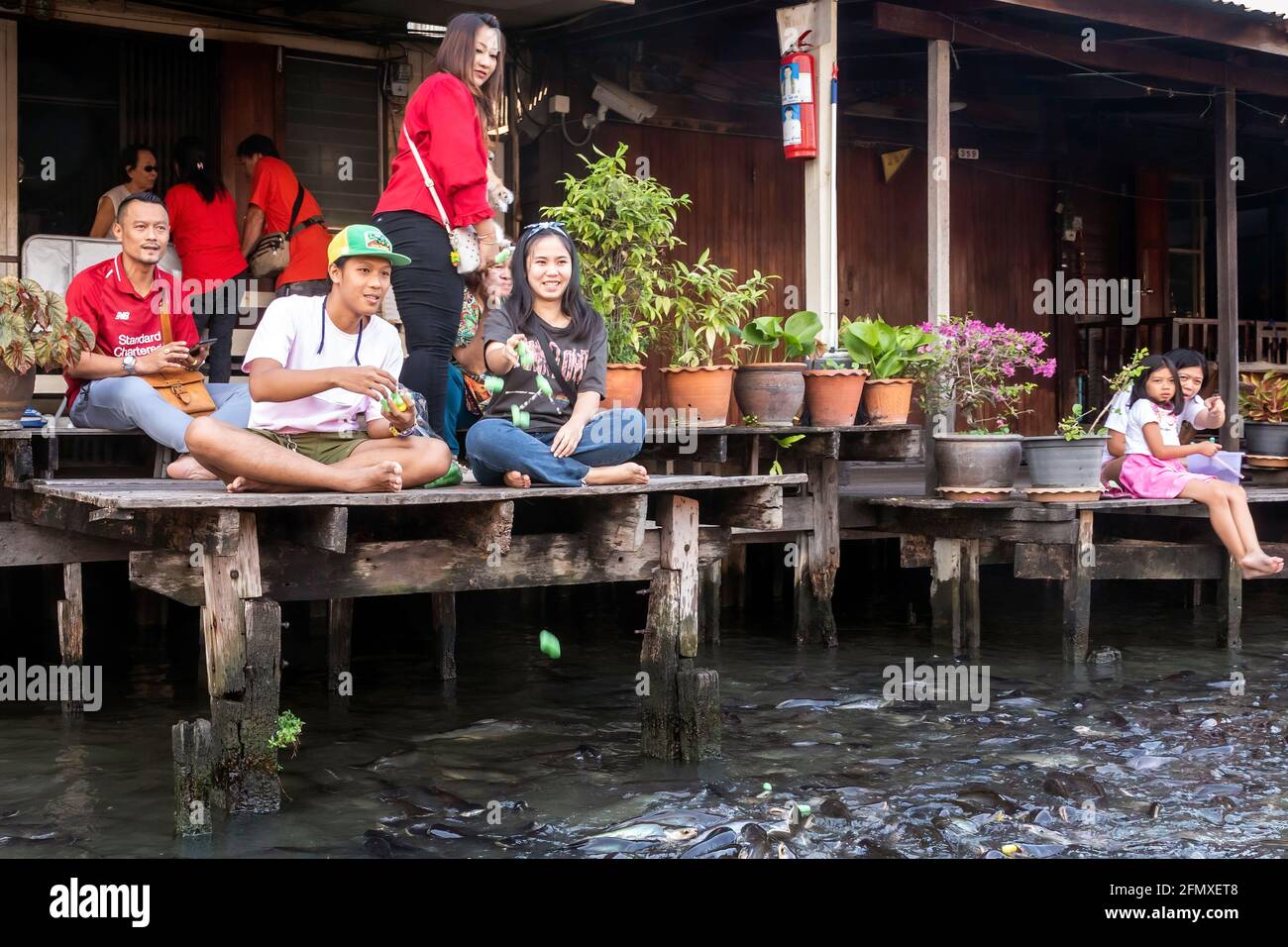 Turisti ai negozi di canale su Khlong Bangkok Yai, Thonburi, Bangkok, Thailandia Foto Stock