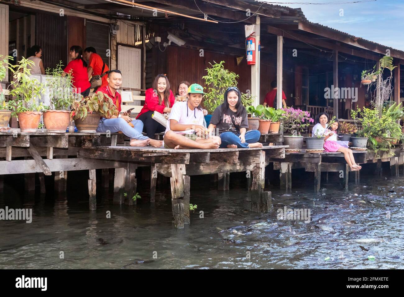 Turisti ai negozi di canale su Khlong Bangkok Yai, Thonburi, Bangkok, Thailandia Foto Stock