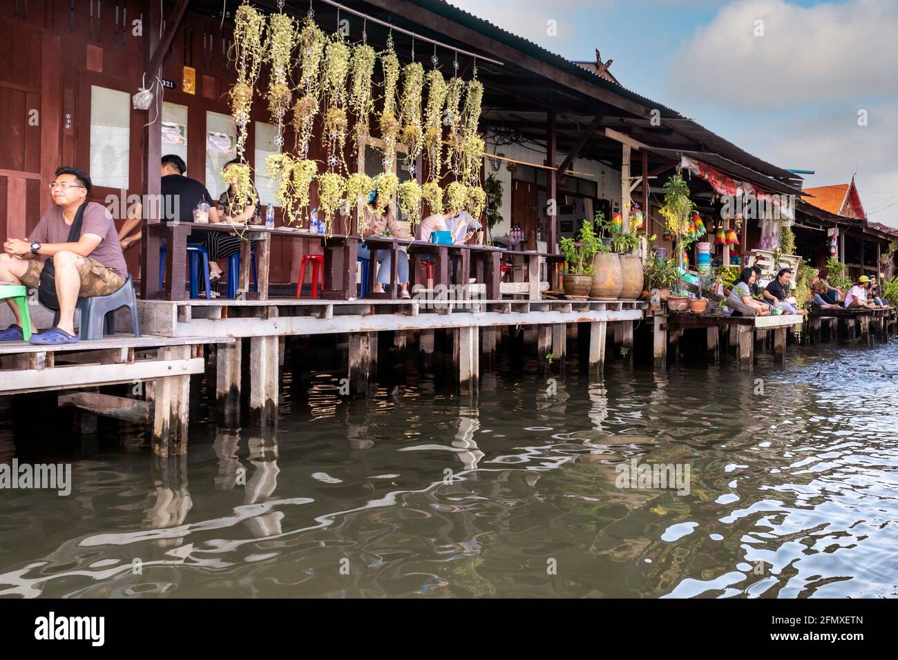 Turisti ai negozi di canale su Khlong Bangkok Yai, Thonburi, Bangkok, Thailandia Foto Stock