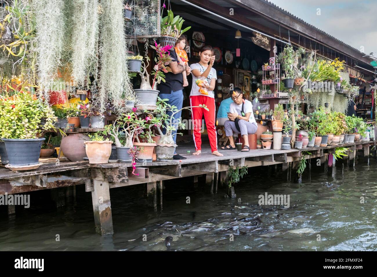 Turisti ai negozi di canale su Khlong Bangkok Yai, Thonburi, Bangkok, Thailandia Foto Stock