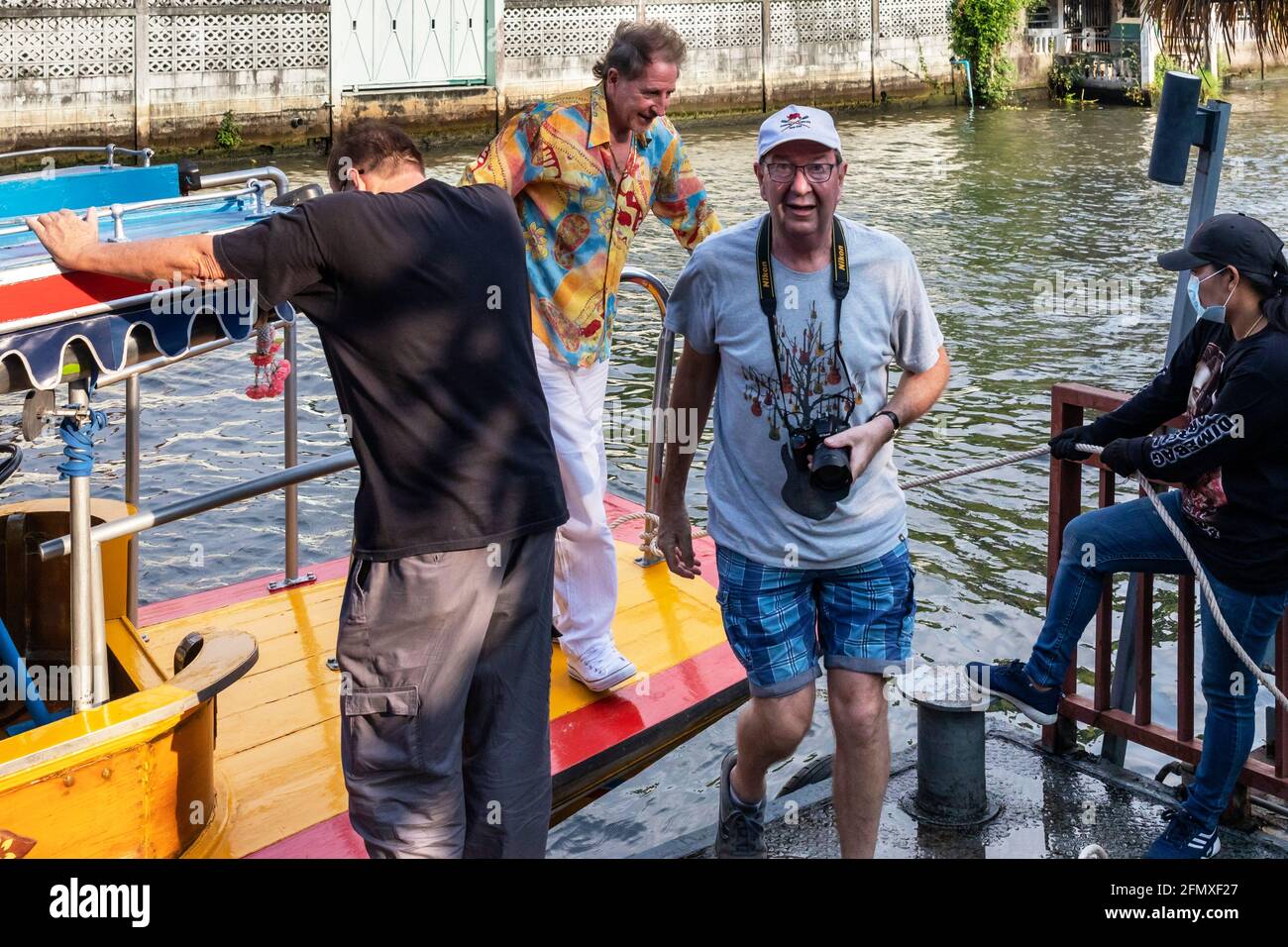 Turisti in crociera sul fiume Khlong Bangkok Yai, Bangkok, Thailandia Foto Stock