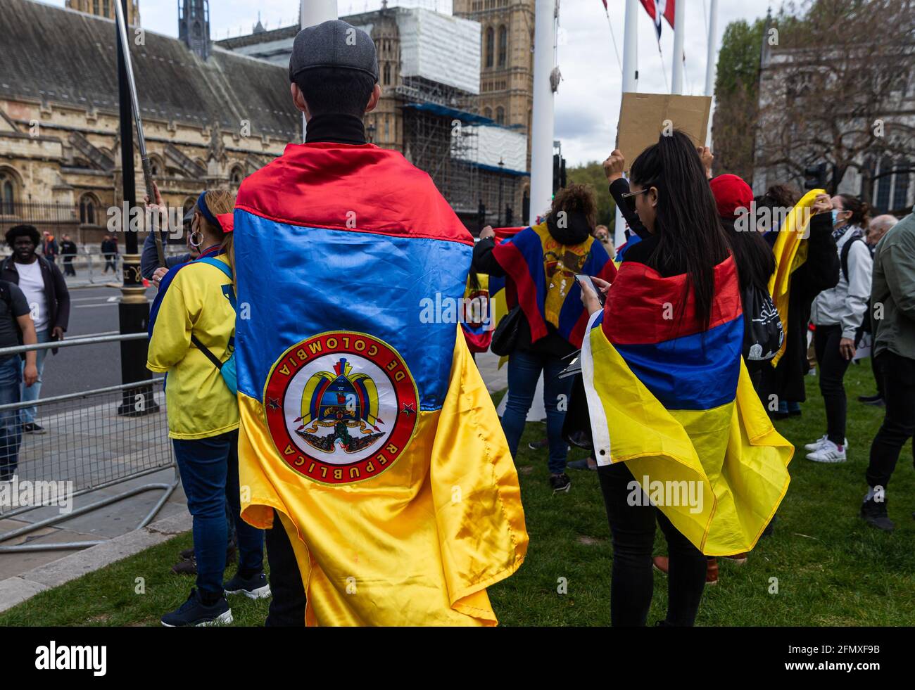 LONDRA, REGNO UNITO. 11 MAGGIO. I manifestanti protestano al di fuori del Parlamento contro il governo colombiano dopo che centinaia di persone sono rimaste ferite e decine di persone sono state uccise durante le recenti proteste di martedì 11 maggio 2021. (Credit: Tejas Sandhu | MI News) Credit: MI News & Sport /Alamy Live News Foto Stock