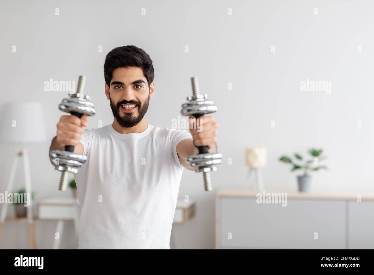 Allenamento di forza a casa, cura del corpo, nuovo normale e di essere sicurezza durante covid-19 blocco Foto Stock