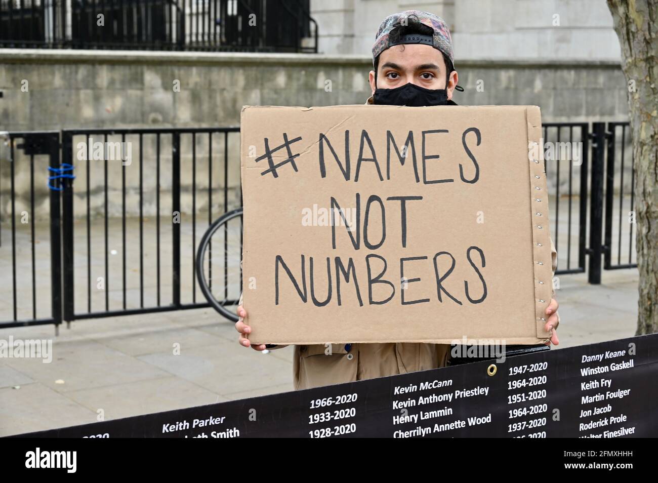 Londra, Regno Unito. Nomi non numeri, l'organizzazione che mira a ricordare e la campagna per coloro che hanno perso la vita a causa di negligenza da parte del governo e la mancanza di azione durante la crisi COVID-19. Di fronte a Downing Street, Westminster. Foto Stock