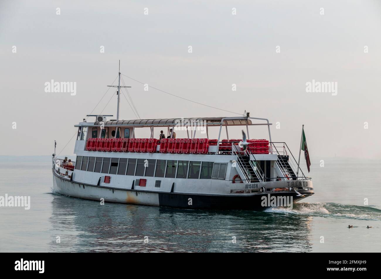 Un traghetto passeggeri sul Lago di Garda, ‘Trento’ sul Lago di Garda, nel Veneto del Nord Italia Foto Stock