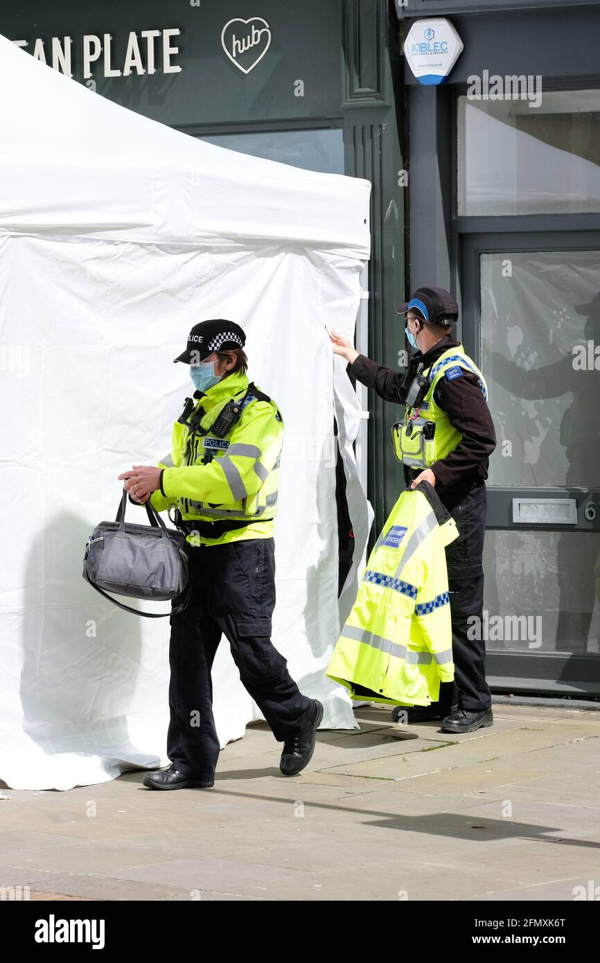 Gloucester, Gloucestershire, Regno Unito - Mercoledì 12 maggio 2021 - la polizia continua la loro ricerca presso il clean plate cafe nel centro della città. Gli ufficiali stanno cercando Mary Bastholm che è andato scomparendo in 1968 ha appena 15 anni e che può essere stata una vittima del serial killer Fred West. La foto mostra gli ufficiali di polizia sulla scena a metà pomeriggio. Photo Steven May / Alamy Live News Foto Stock