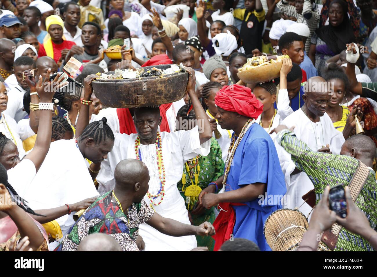 Osun Osogbo: Adoratori che sacrificano la Dea Osun durante il Festival Osun Osogbo. Foto Stock