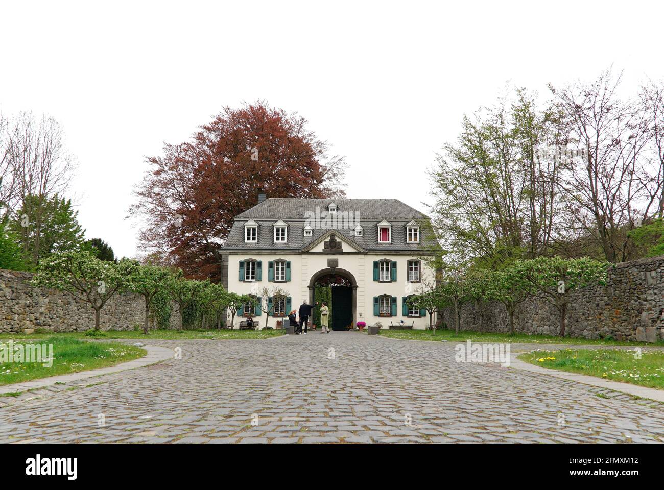 KöNIGSWINT, GERMANIA - 08 maggio 2021: Edificio d'ingresso di Koster Heisterbach / Abbazia Heisterbach, un luogo storico fondato nel 13 ° secolo da Th Foto Stock