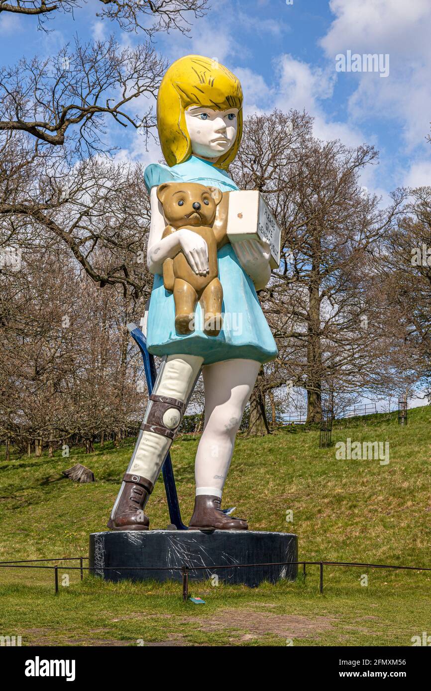 Una mostra al Yorkshire Sculpture Park YSP a Wakefield, West Yorkshire, Inghilterra UK - Charity 2002-3 di Damien Hirst Foto Stock