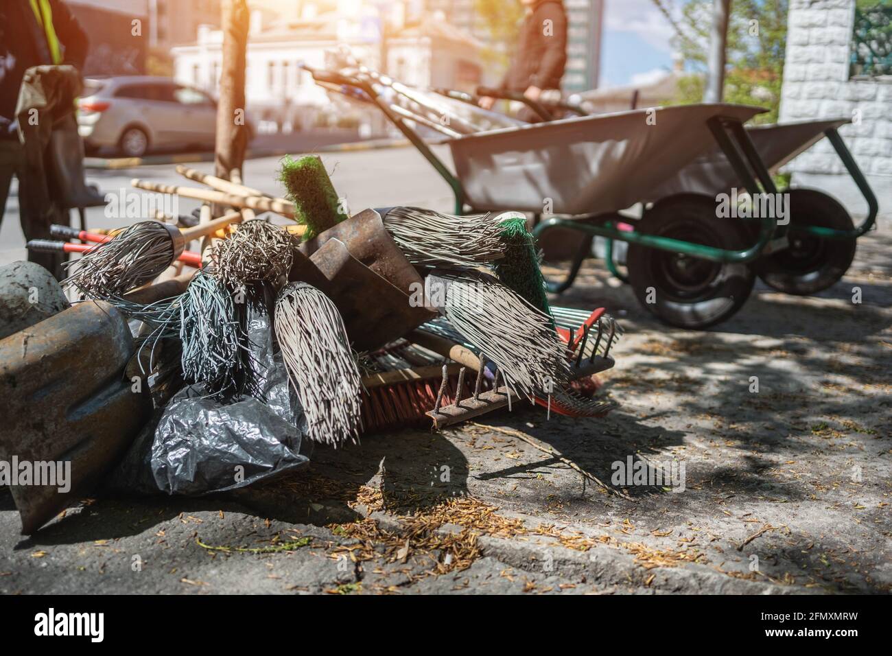 carriola, rastrello e scopa, attrezzature per la pulizia e il trasporto Foto Stock