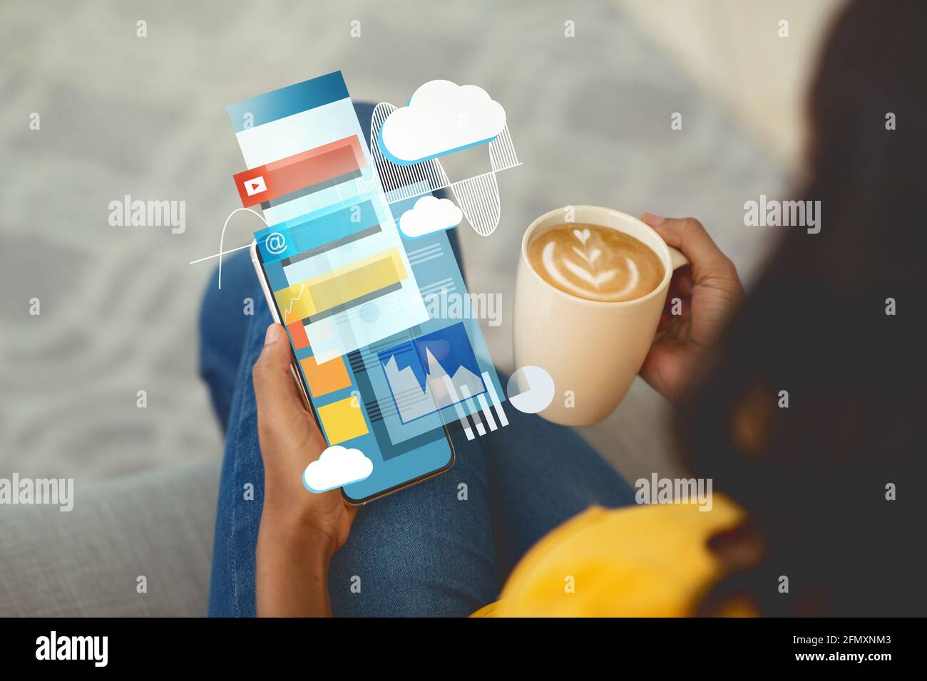 Donna nera irriconoscibile che tiene il caffè e lo smartphone con le applicazioni mobili e finestre che salta fuori dallo schermo Foto Stock