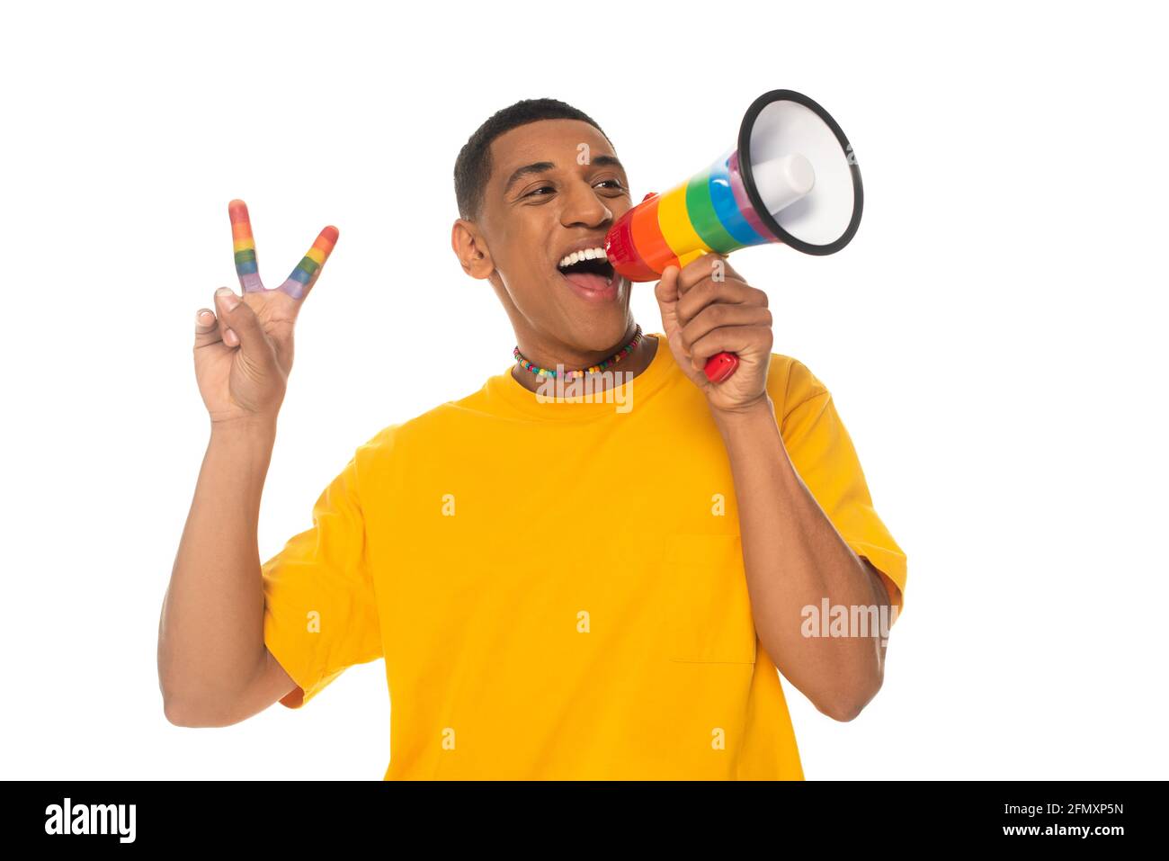 omosessuali afro-americani urlando nel megafono mentre mostrano la pace segno isolato su bianco Foto Stock