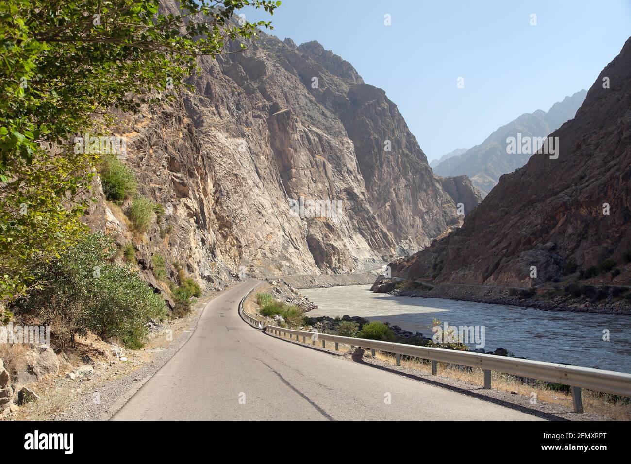 Pamir autostrada M41 internazionale roa o pamirskij trakt. Fiume Panj e monti Pamir. Panj è la parte superiore del fiume Amu Darya. Vista panoramica.Tajikist Foto Stock