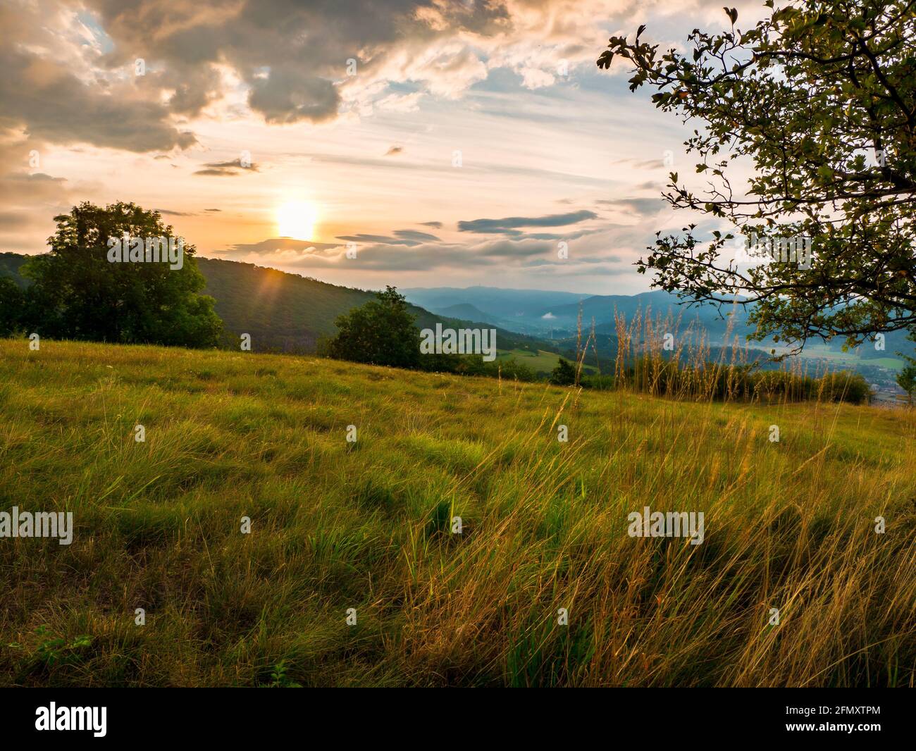 Alba dorata sulla valle con le nuvole nel cielo Foto Stock