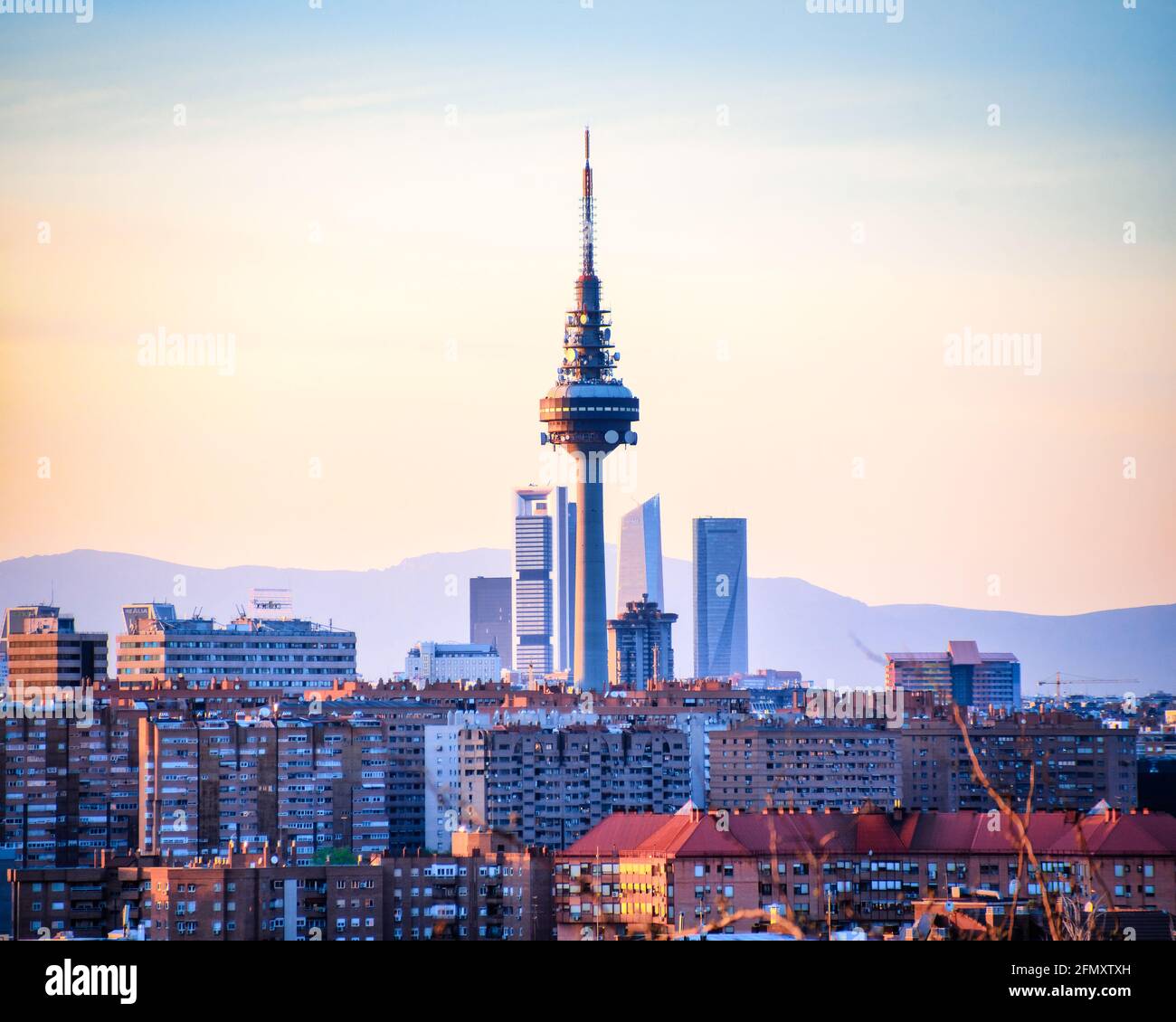 MADRID, SPAGNA - 11 aprile 2021: 'Torrespaana' con 'Four Towers Business Area' alle spalle. Giorno con cielo limpido. Foto Stock